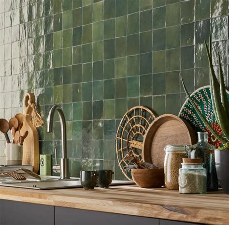 Carrelage style Zellige aux couleurs chaudes pour une crédence de cuisine