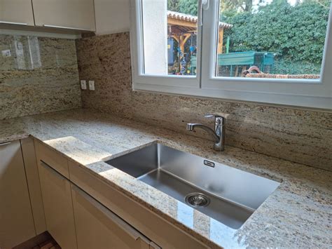 Plan de travail en granit poli avec des veines marquées