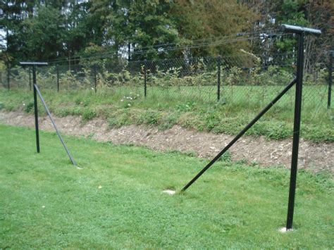 Poteaux à linge en béton dans un jardin