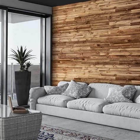 Panneaux de lambris PVC blancs installés sur un mur intérieur