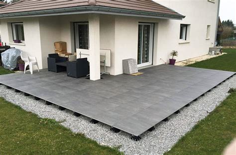 Terrasse moderne avec carrelage anthracite sur plots