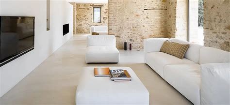 Sol en béton ciré dans un salon moderne