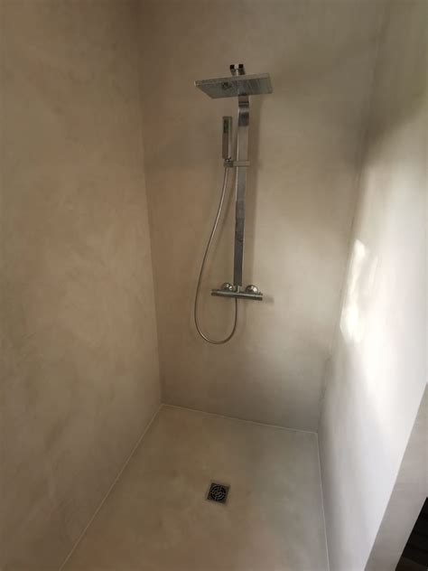 Douche à l'italienne en béton ciré