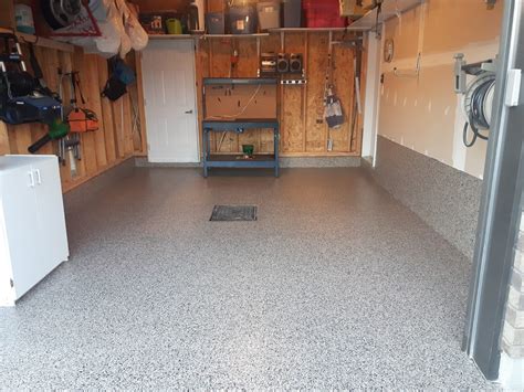 Intérieur d'un garage avec revêtement mural en contreplaqué béton