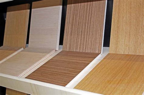 Échantillons de panneaux de contreplaqué avec différentes finitions