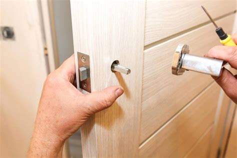 Outils pour installer une poignée de porte
