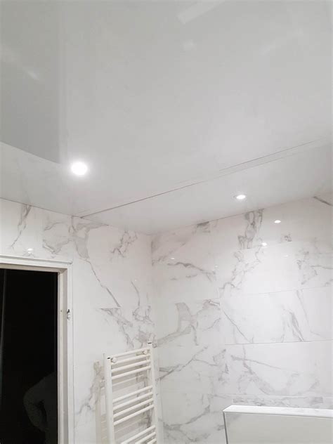 Salle de bain moderne avec un plafond tendu laqué et des spots intégrés