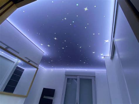 Plafond tendu rétro-éclairé avec des motifs abstraits