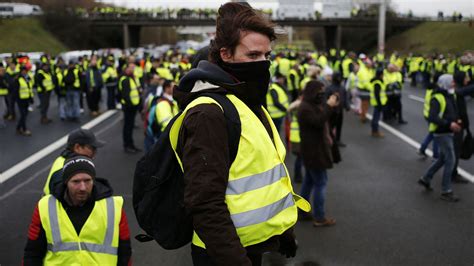Gilets jaunes bloquant une route