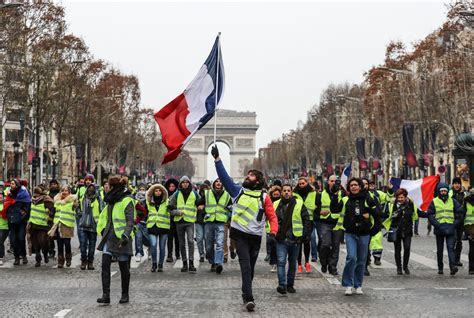 Gilets jaunes manifestant dans une rue