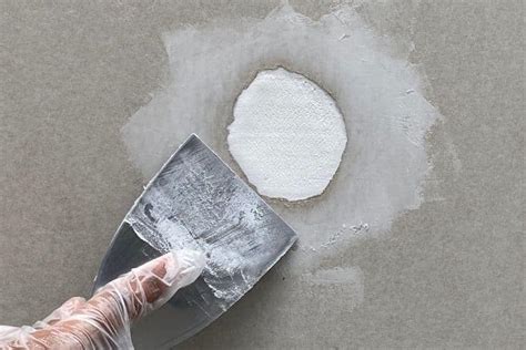 Outils pour l'application d'enduit de rebouchage