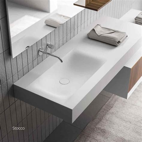 Salle de bain moderne avec un plan vasque double en Corian blanc