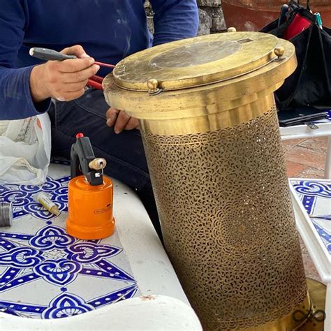 Artisan travaillant le cuivre pour un objet cloisonné