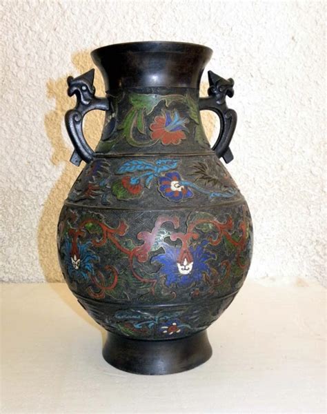 Vase chinois en bronze et émaux cloisonnés décoré de dragons
