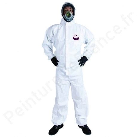 Peintre portant une combinaison de protection