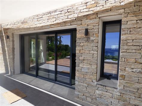 Une maison avec des fenêtres et une porte d'entrée modernes et élégantes