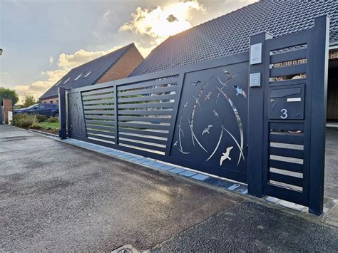 Un portail coulissant moderne en aluminium