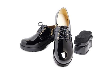 Gros plan sur des chaussures Reqins blanches vernies