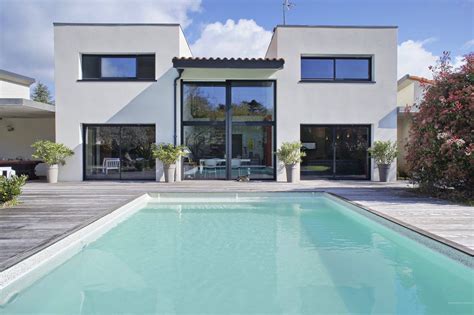 Maison moderne en ossature bois avec jardin et piscine