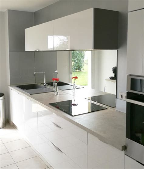 Crédence miroir dans une cuisine moderne