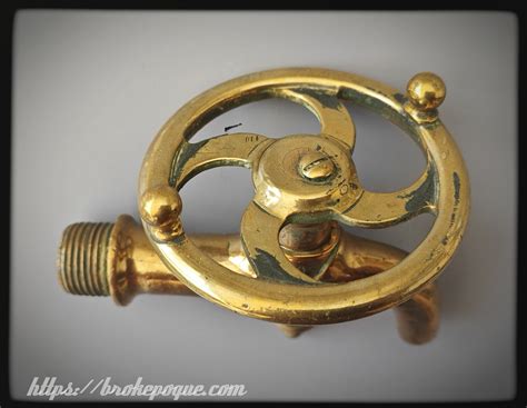 Vue d'un siège de robinet ancien avec indication de son diamètre