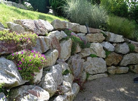 Exemple d'enrochement paysager avec des plantes