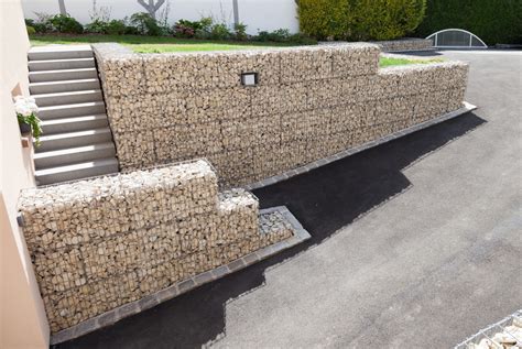 Mur de gabions avec différents types de pierres