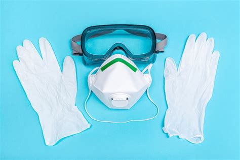 Gants, masque FFP3 et lunettes de protection pour le ponçage de béton