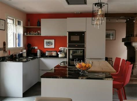 Cuisine avec mur orange vif et éléments de décoration contrastés