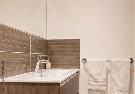 Carrelage mural moderne autour d'un lavabo