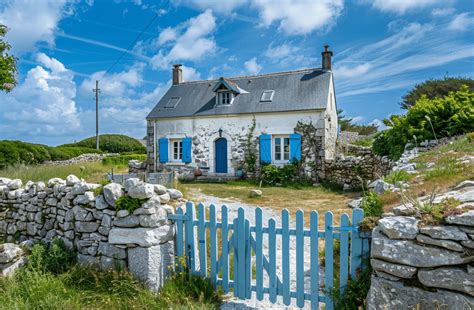 Maison ancienne en pierre bretonne avec vue sur la mer