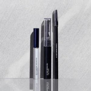 Gamme de produits de maquillage pour sourcils : crayons, gels, poudres