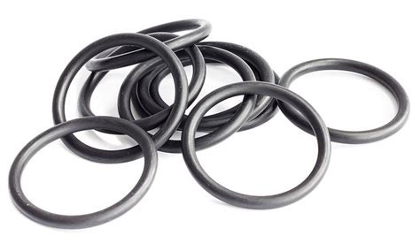 Gros plan sur un joint torique en EPDM et une bague de crantage