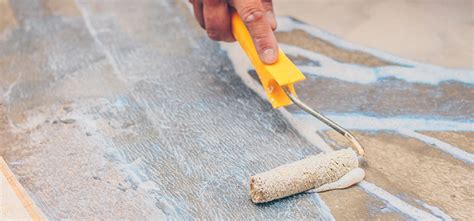 Application d'un primaire d'accrochage sur un sol