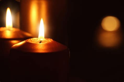 Bougies allumées dans l'obscurité