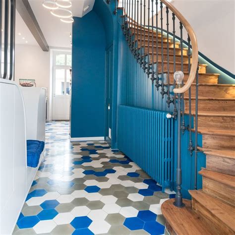 Motifs géométriques sur revêtement de sol