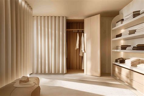 Intérieur de dressing avec rideau élégant