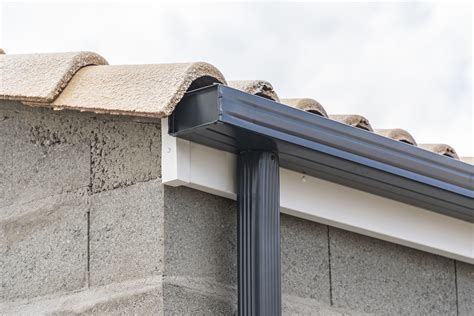 Gouttières en aluminium installées sur une maison