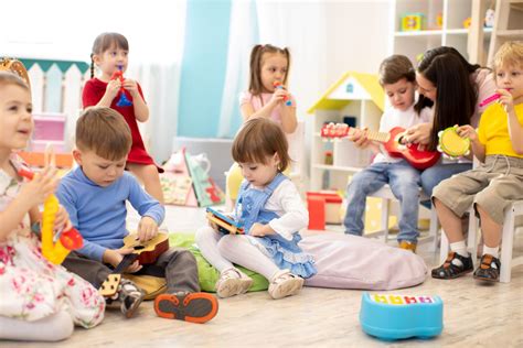 Des enfants jouant ensemble dans une crèche colorée