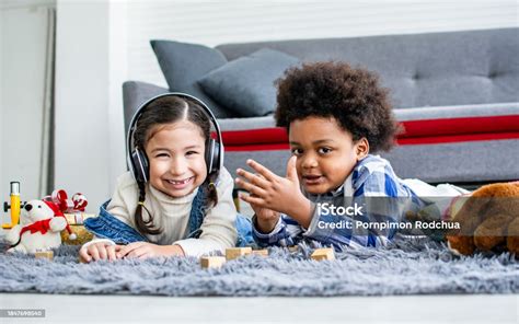 Image d'enfants de genres variés jouant ensemble avec des jouets traditionnellement associés aux deux genres