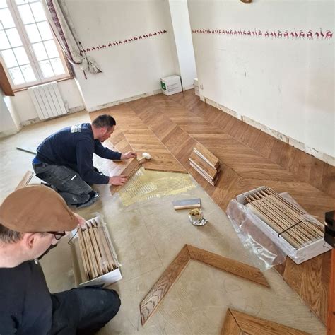 Artisan posant du parquet