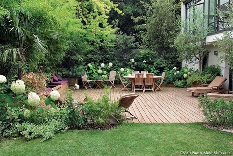 Aménagement paysager avec terrasse en composite et végétation