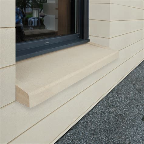 Appui de fenêtre avec des pots de fleurs