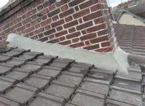 Vue rapprochée d'un solin de cheminée bien posé