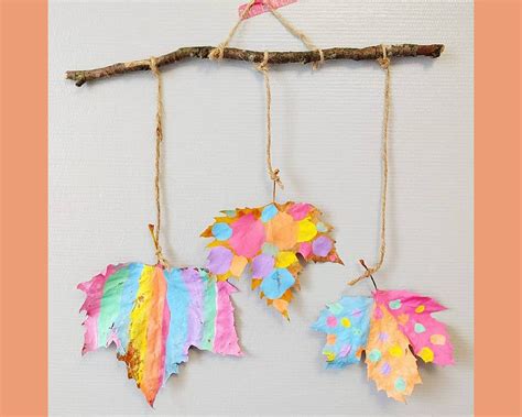 Enfant peignant avec des branches et des feuilles