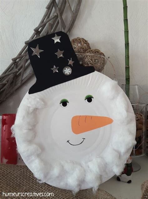 Bonhomme de neige réalisé avec une assiette en carton, des feutres et des gommettes