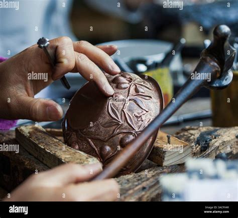 Artisan travaillant le cuivre