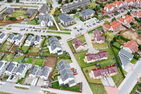 Vue aérienne d'un quartier résidentiel moderne avec des maisons à ossature bois