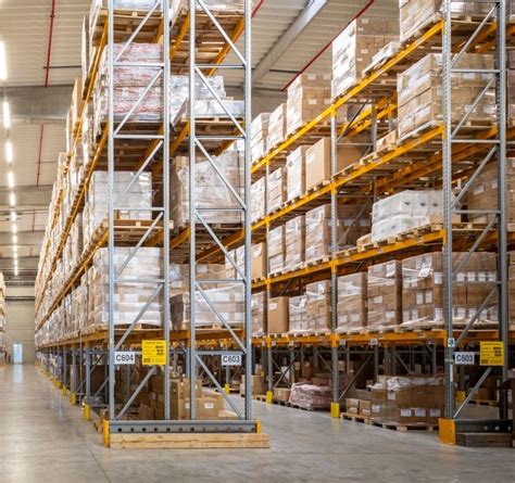 Entrepôt de stockage de peinture avec des palettes de pots