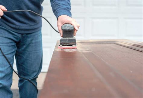 Ponçage d'une porte en bois